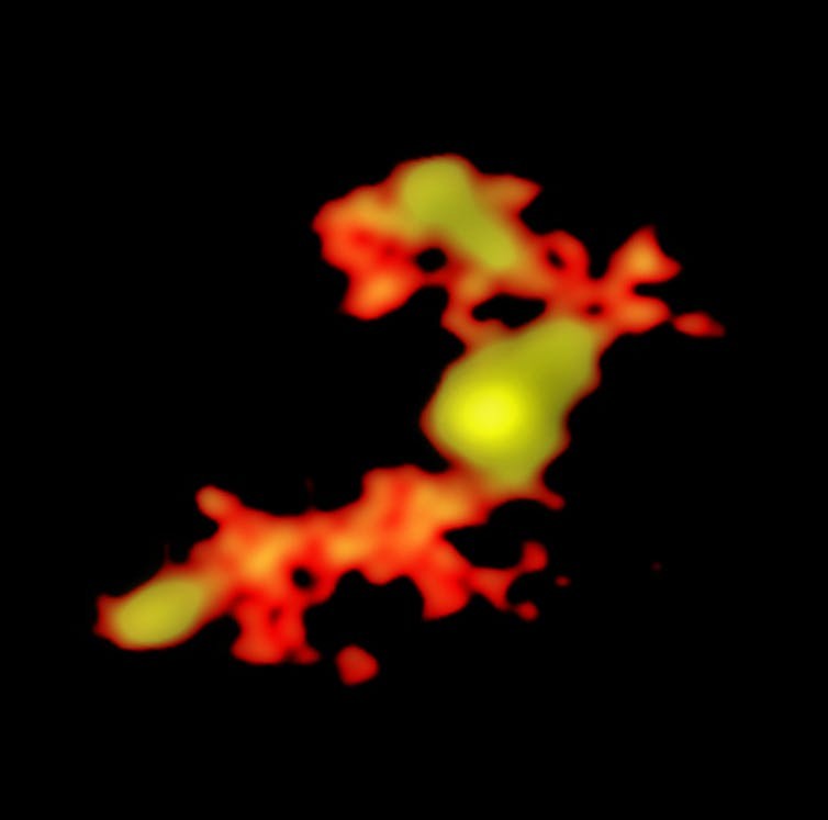 Imagem da W2246-0526 e seus companheiros alimentando-se através de streamers trans-galácticos. (Foto: T. Diaz-Santos et al.; N. Lira; ALMA (ESO/NAOJ/NRAO))