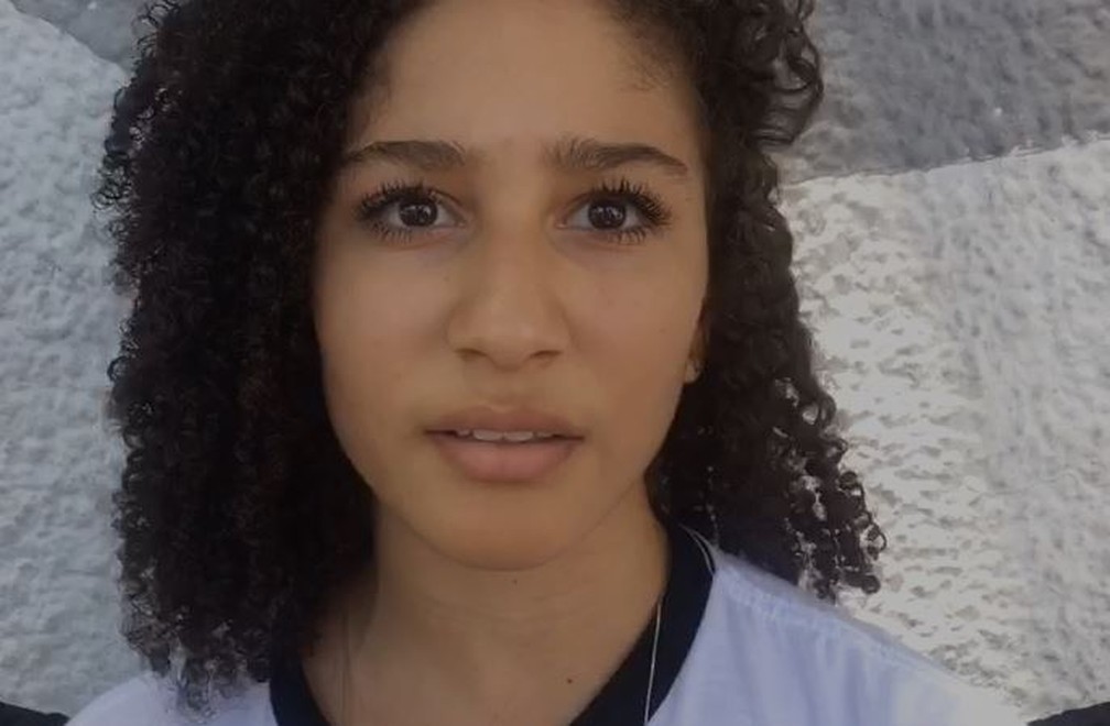 Thalita dos Santos, 17 anos, é uma das sobreviventes do massacre da EE Raul Brasil — Foto: Gabriela Gonçalves/G1 SP