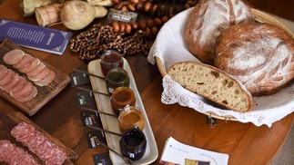 Na sala seguinte, pausa para degustar a mesa com pães artesanais (by Izabela Tavares)  acompanhado de manteigas produzida no Alto da Mantinqueira, geleias do Manioca e frios (do produtor Érico Dambroz)   