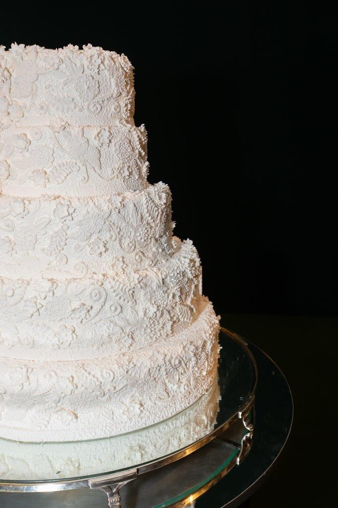 A decoração do bolo foi inspirada na renda do vestido da noiva (Foto: Euka Weddings)