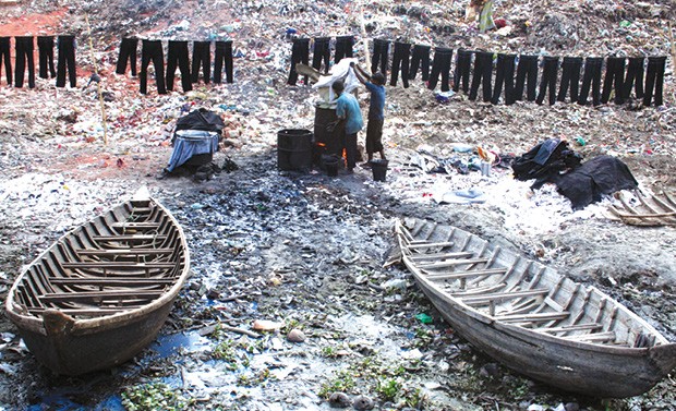 Rio em Bangladesh poluído por causa do tingimento de tecido feito pela indústria têxtil (Foto: Reprodução)
