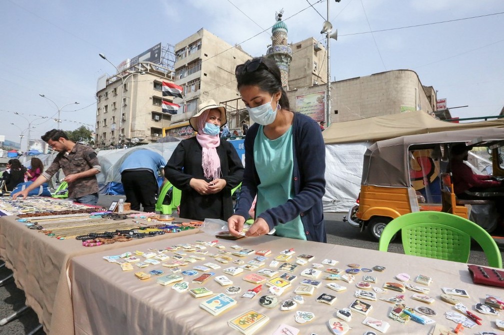 Em Bagdá, no Iraque, organizadoras do 8 de março usam máscaras para se proteger do coronavírus — Foto: Sabah Arar / AFP