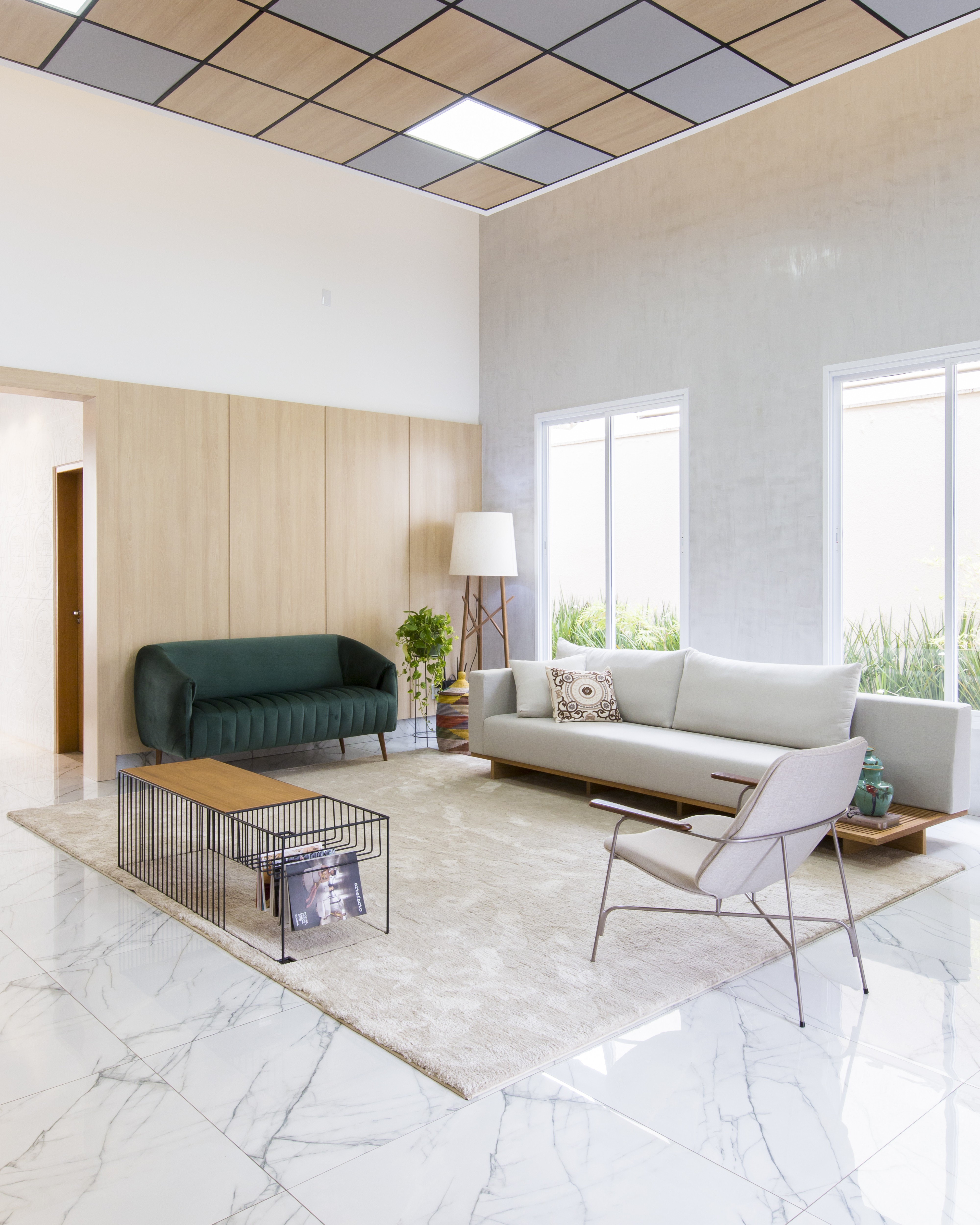 Décor do dia: sala com estilo minimalista reúne sofá verde, plantas e cestaria (Foto: Isabela Dutra)