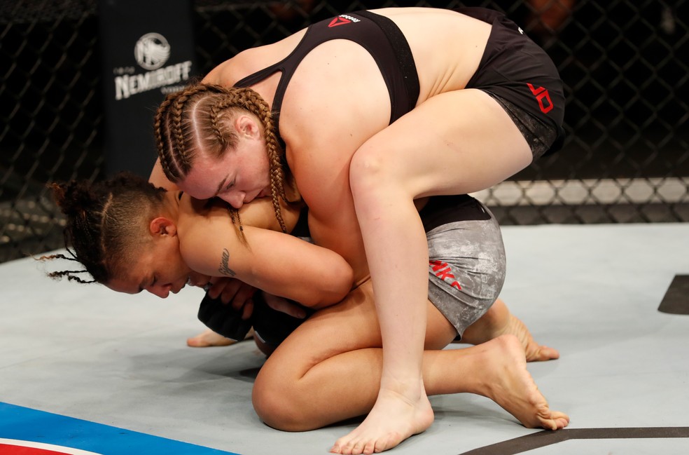 Aspen Ladd pega as costas de Sijara Eubanks no UFC Rochester â?? Foto: Getty Images