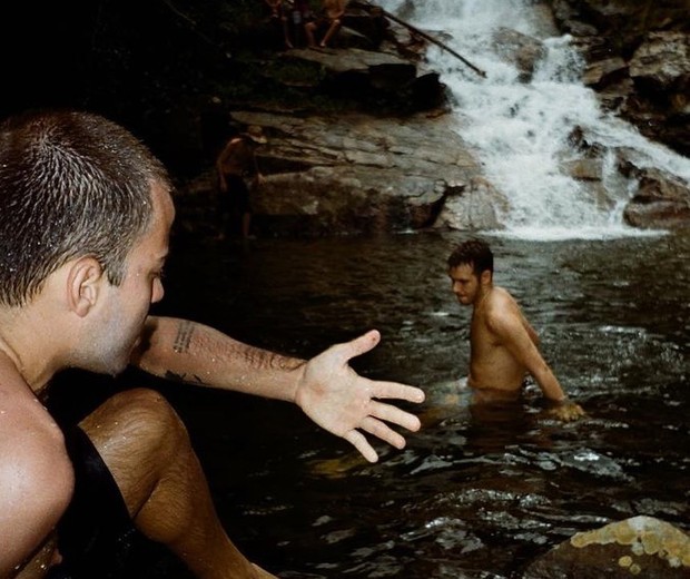 Antonio Benicio curte cachoeira com amigos (Foto: Reprodução/Instagram)