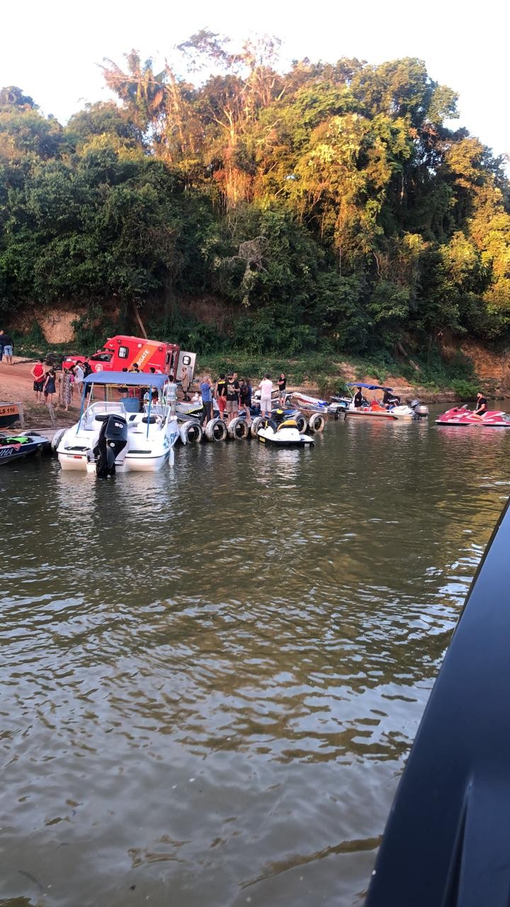 Colisão entre jet skis deixa jovens com múltiplas fraturas e cortes profundos nas pernas, em RO
