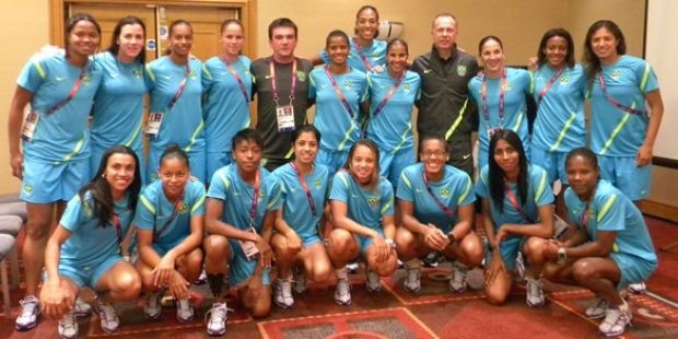 Mano Menezes com a seleção feminina (Foto: CBF)