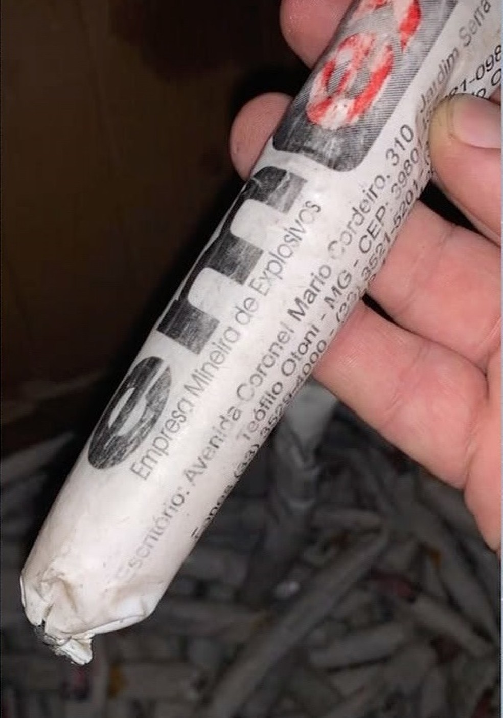 Bananas de dinamites e pinos de drogas foram encontrados na casa — Foto: TVCA/Reprodução