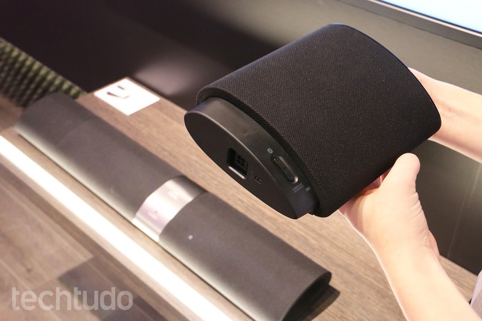 Soundbar pode se dividir e se espalhar pela sala (Foto: Fabrício Vitorino/TechTudo) Soundbar pode se dividir e se espalhar pela sala (Foto: Fabrício Vitorino/TechTudo)