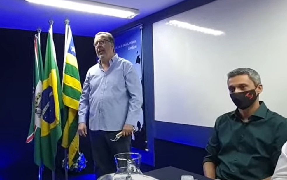 Gustavo Gayer (direita) é o candidato a prefeito pelo Democracia Cristã Goiás — Foto: Reprodução/Youtube
