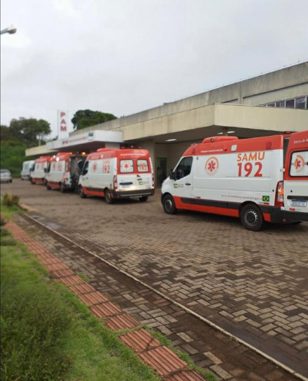 Ambulâncias fazem fila em frente ao HRMS  — Foto: Redes sociais