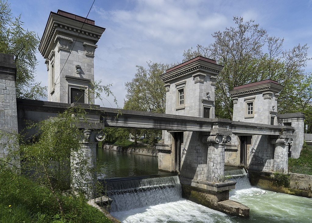 Barreira do rio Ljubljanica tem colunas jônicas e dóricas em lados opostos da construção  (Foto: Thomas Ledl / Wikimedia Commons)