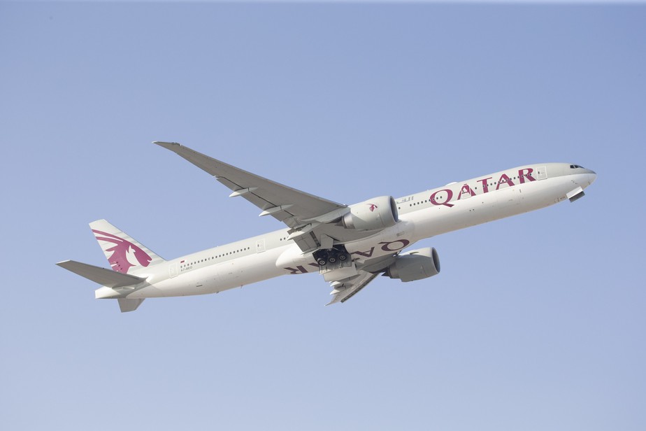 Avião da Qatar Airways, sediada em Doha e eleita a melhor companhia aérea do mundo em 2022 pelo 'Oscar da aviação'