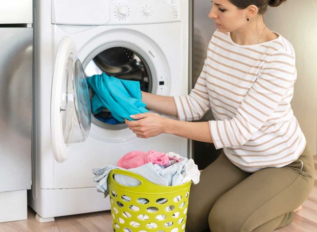 Antes de colocar a roupa de cama na máquina de lavar, separe as peças brancas das coloridas ou estampadas para evitar manchas (Foto: Freepik/CreativeCommons)
