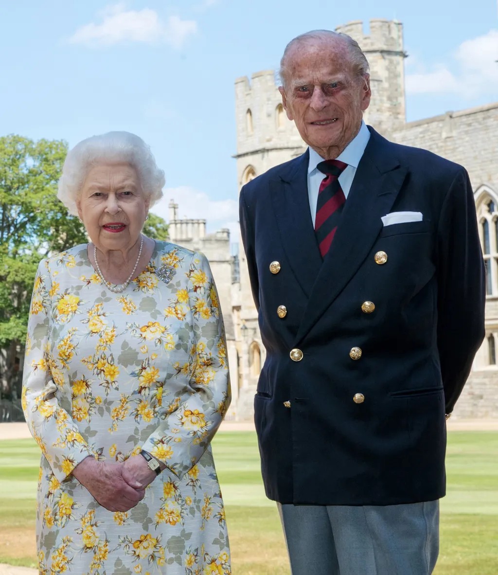 Com a Rainha no quadrilátero do Castelo de Windsor. (2020) (Foto: Getty Images)