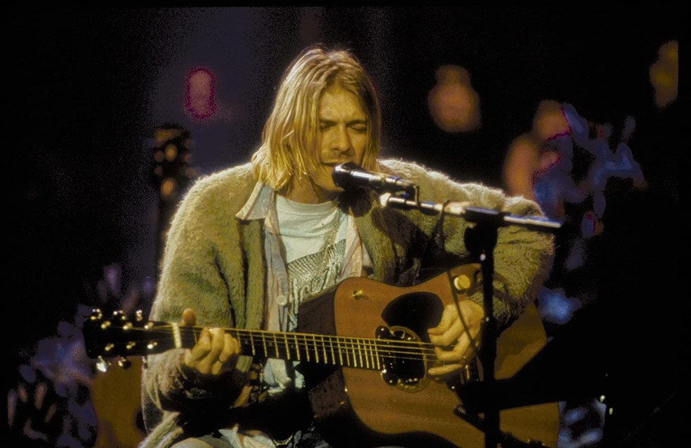 Kurt Cobain canta no 'Unplugged' do Nirvana, em 1993 — Foto: Divulgação
