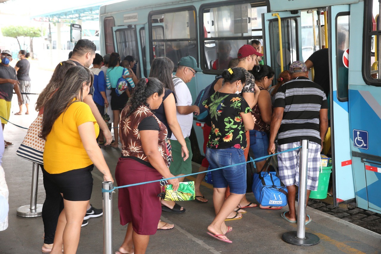 Terminais de ônibus recebem ações educativas sobre travessia segura, em Fortaleza