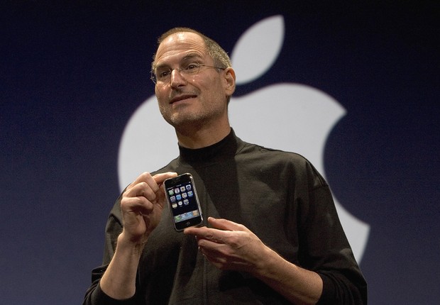 O CEO da Apple Steve Jobs segura o novo iPhone, que foi apresentado na Macworld em São Francisco, na Califórnia. O aparelho combina celular, tela de iPod com controles to tipo touch e acesso à internet (Foto: David Paul Morris/Getty Images)