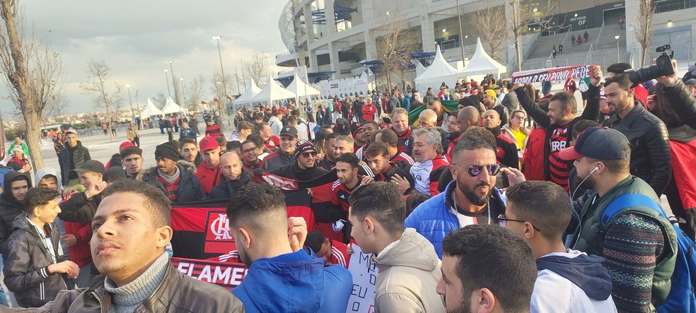 Torcida do Flamengo chega ao Est&aacute;dio de T&acirc;nger &mdash; Foto: Fred Gomes/ge