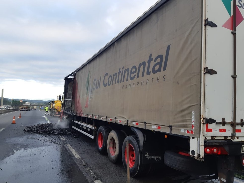 Carreta carregada de cerveja pega fogo e interdita a Rodovia Régis Bittencourt — Foto: Divulgação/Polícia Rodoviária Federal