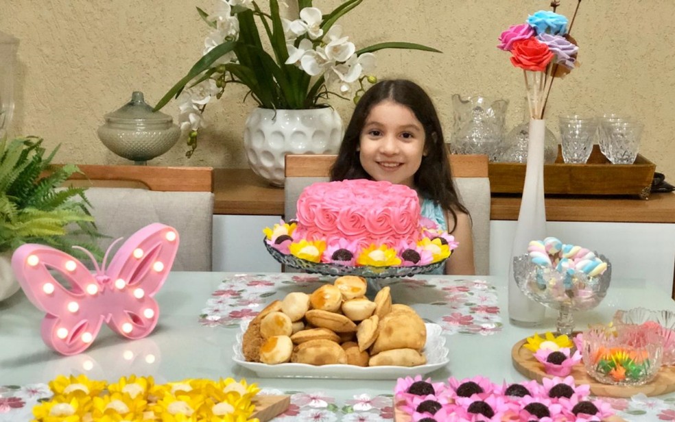 Menina Em Quarentena Ganha Festa De Aniversario Por Videochamada E Mensagem Surpresa Na Fachada De Predio Goias G1 Telemensagem de aniversário de filho. menina em quarentena ganha festa de