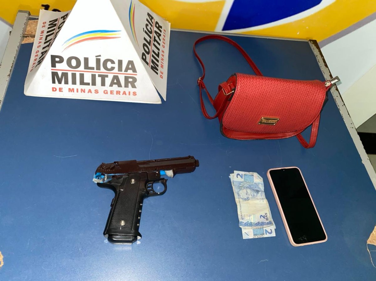 PM prende suspeitos de roubo e apreende réplica de arma em Montes Claros
