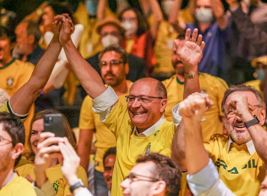 De camisa amarela da seleção, Alckmin e Gleisi assistem a jogo do Brasil; veja vídeos