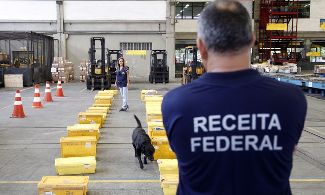 Auditor da Receita fiscaliza cargas em aduana do Aeroporto Internacional do Galeão, no Rio