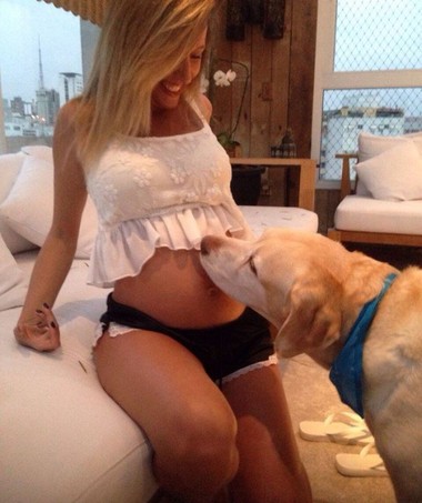 Luisa ganhando um carinho canino na barriga (Foto: Reprodução - Instagram)