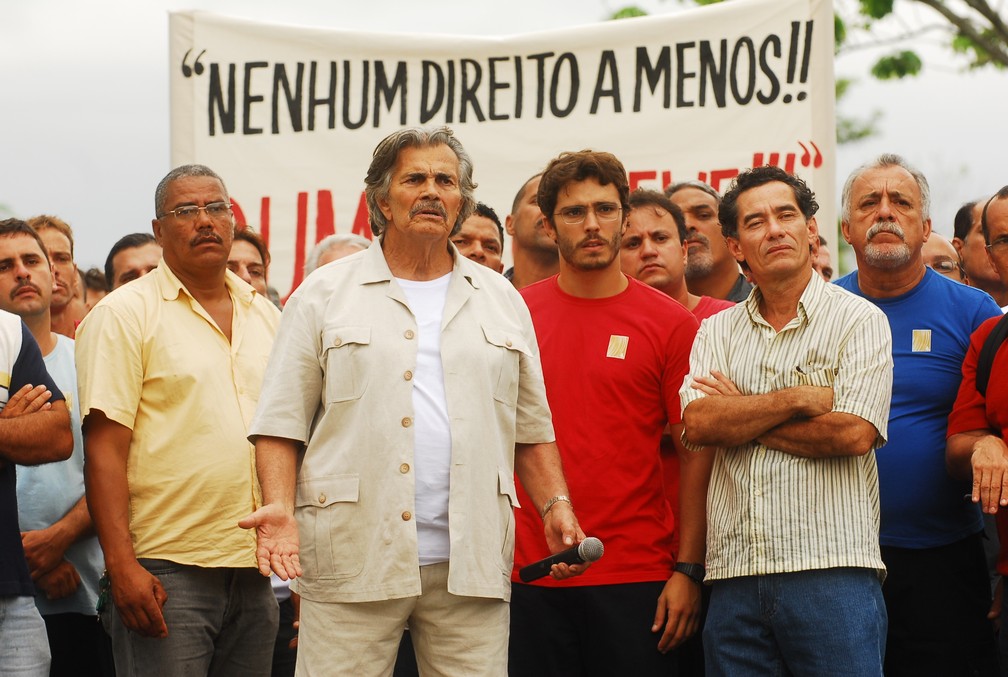 Copola (Tarcísio Meira) comanda o piquete na frente da fábrica em cena de 'A Favorita' — Foto: TV Globo/João Miguel Júnior