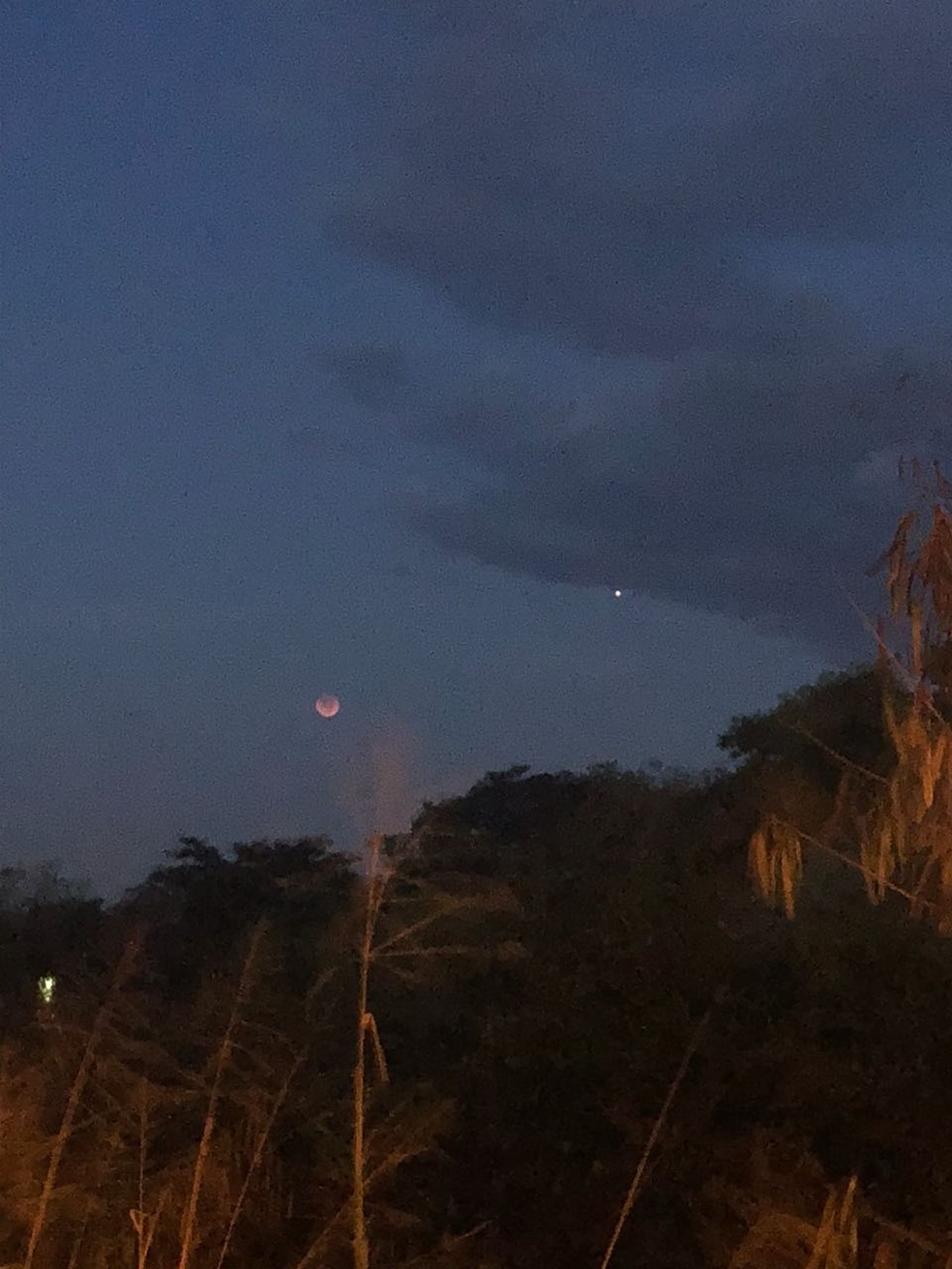 No eclipse lunar da sexta-feira (27), brasileiros puderam observar Marte ao lado da Lua. Registro acima foi feito em Volta Redonda, em São Paulo (Foto: Lara Gilly/G1)