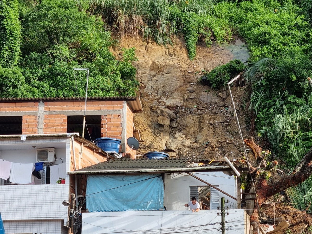 Forte Chuva Causa Deslizamentos De Terra E Deixa Famílias Desalojadas Na Vila Baiana Em Guarujá 