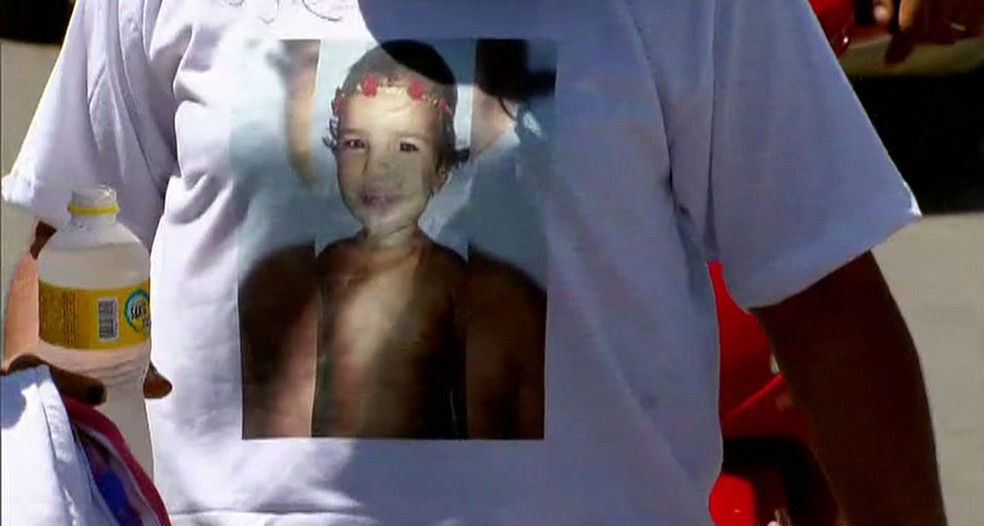 Sthefanny Vitória da Silva estava na calçada de casa quando foi morta por uma bala perdida (Foto: Reprodução/TV Globo)