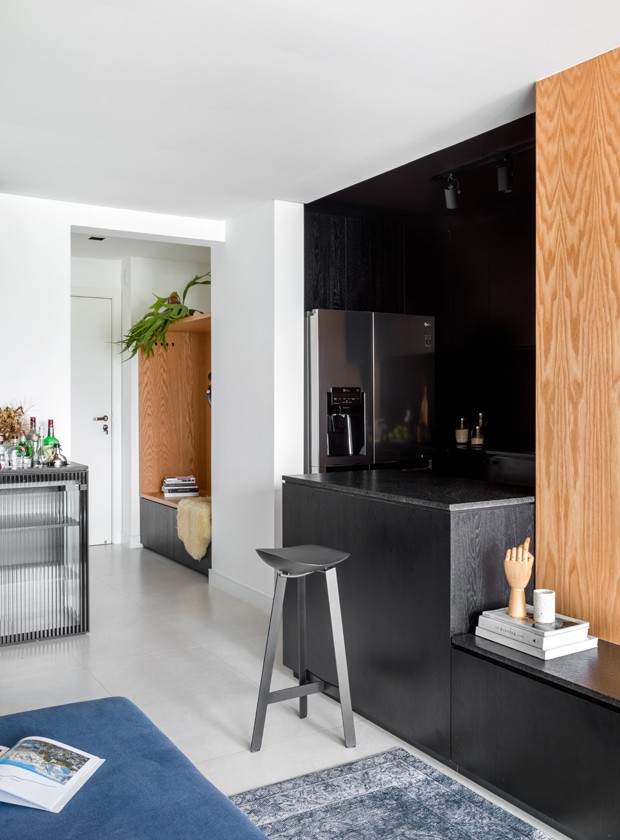 Apê de 40 m² tem cozinha preta e muito estilo no décor  (Foto: Fábio Jr. Severo)