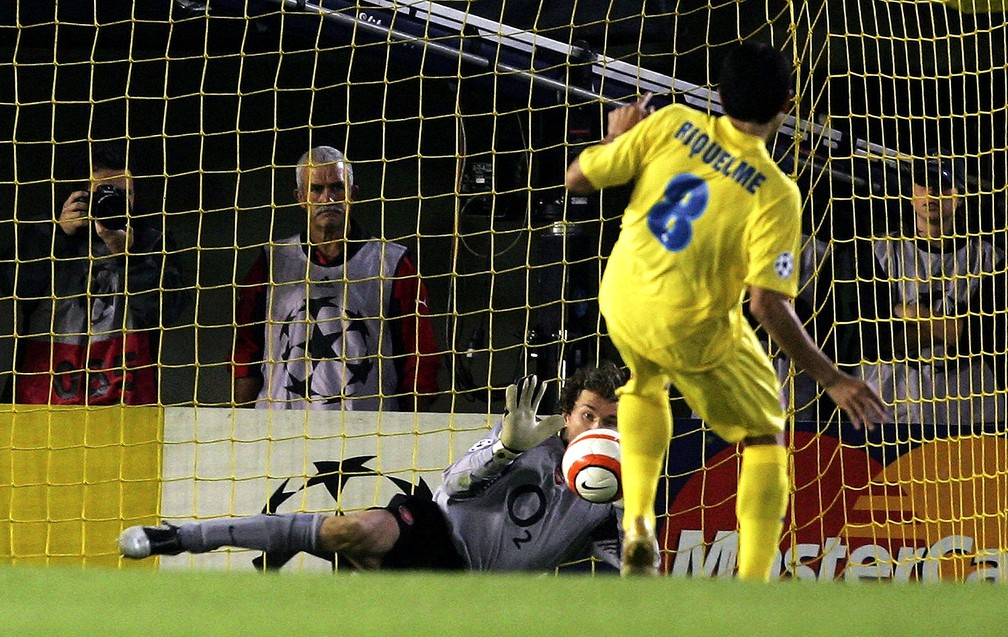 Riquelme erra pênalti na semifinal entre Villarreal e Arsenal, em 2006 — Foto: Getty Images