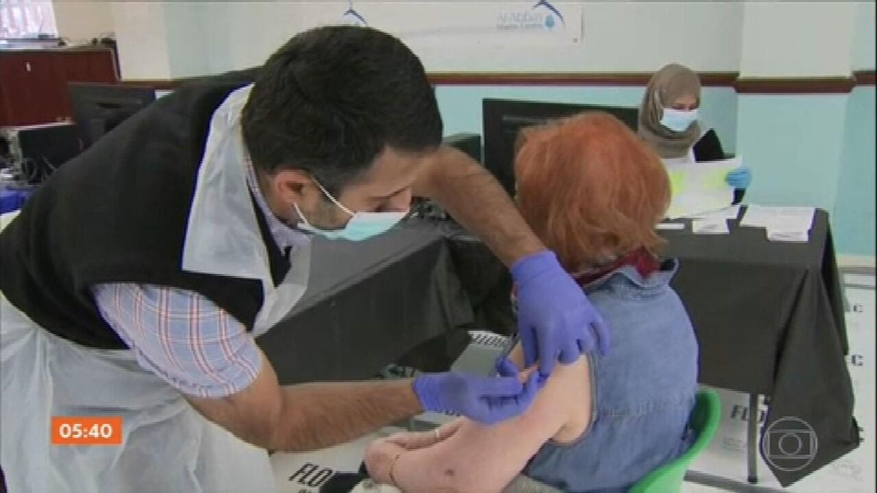 Reino Unido pensa em rever decisão de imunizar pessoas com uma dose da vacina contra Covid