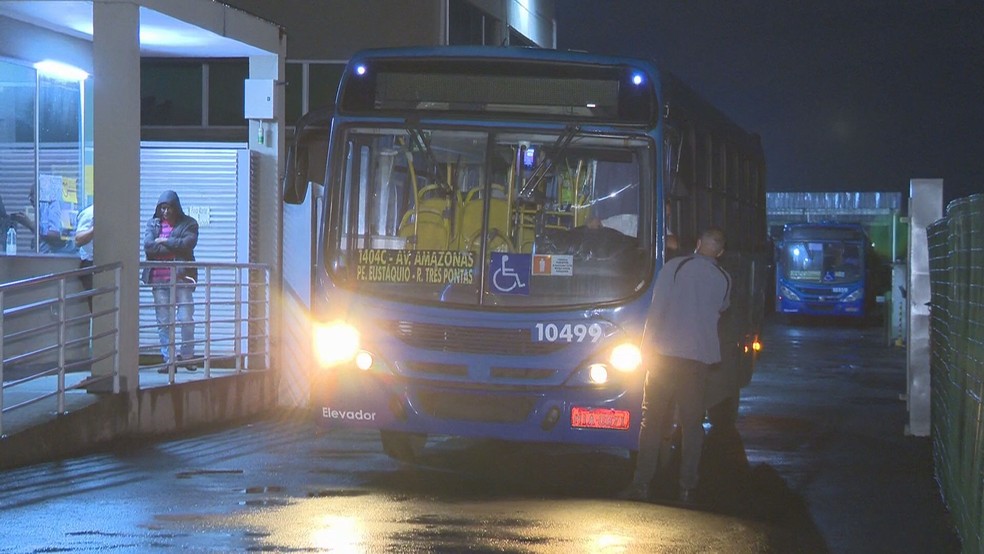 Ônibus foram impedidos de sair da garagem nesta madrugada  — Foto: Reprodução/TV Globo