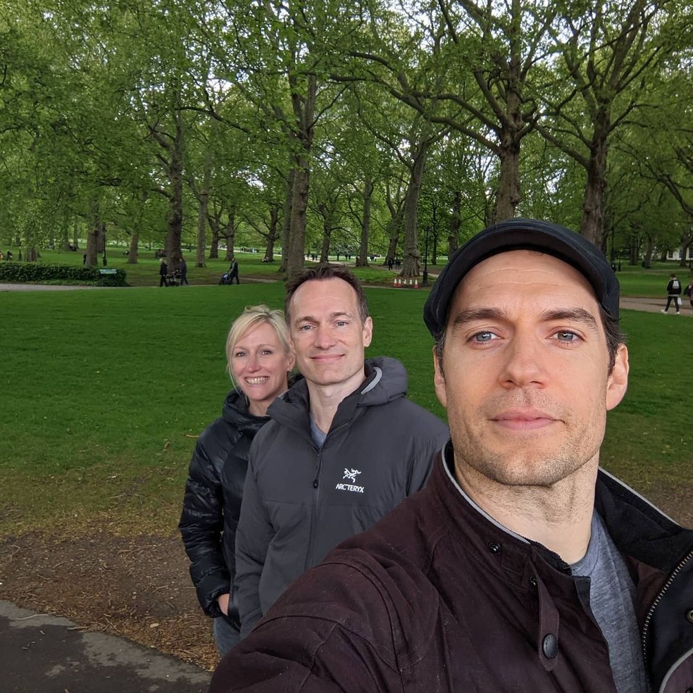 Henry Cavill ao lado dos pais de Thomas, seu irmão Niki e sua cunhada Charlotte — Foto: Reprodução/Instagram