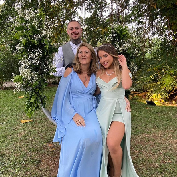 Léo Stronda com a mãe e a namorada, Yasmin Afonso, (Foto: Reprodução/Instagram)