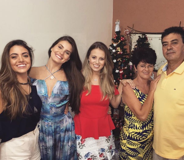 A família de Camila Queiroz (Foto: Reprodução/Instagram)