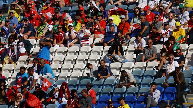 Espaços vazios no estádio Al Janoub em Suíça x Camarões
