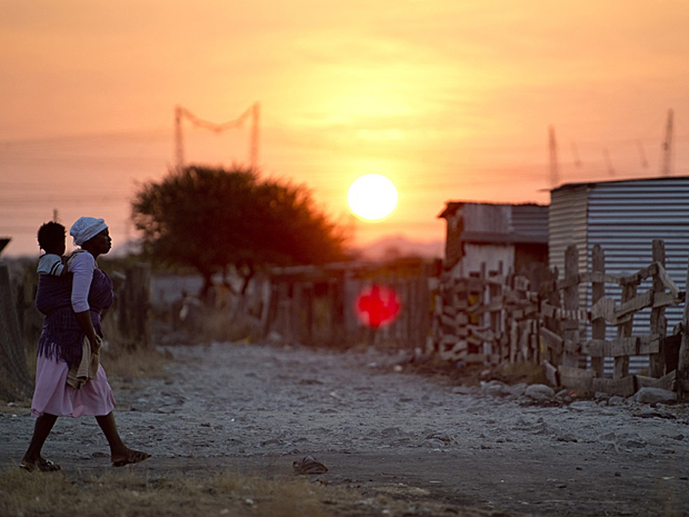Favela da cidade de Nkaneng, na África do Sul, em imagem de julho — Foto: Odd Andersen/AFP