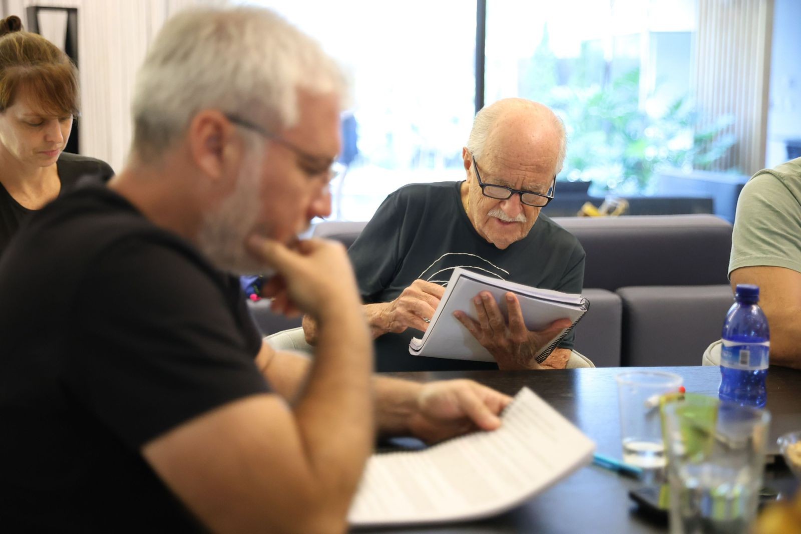 Ary Fontoura e o diretor Fred Mayrink em leitura para o filme "Socorro, tô falido" — Foto: Thadeu Sant’anna/Divulgação