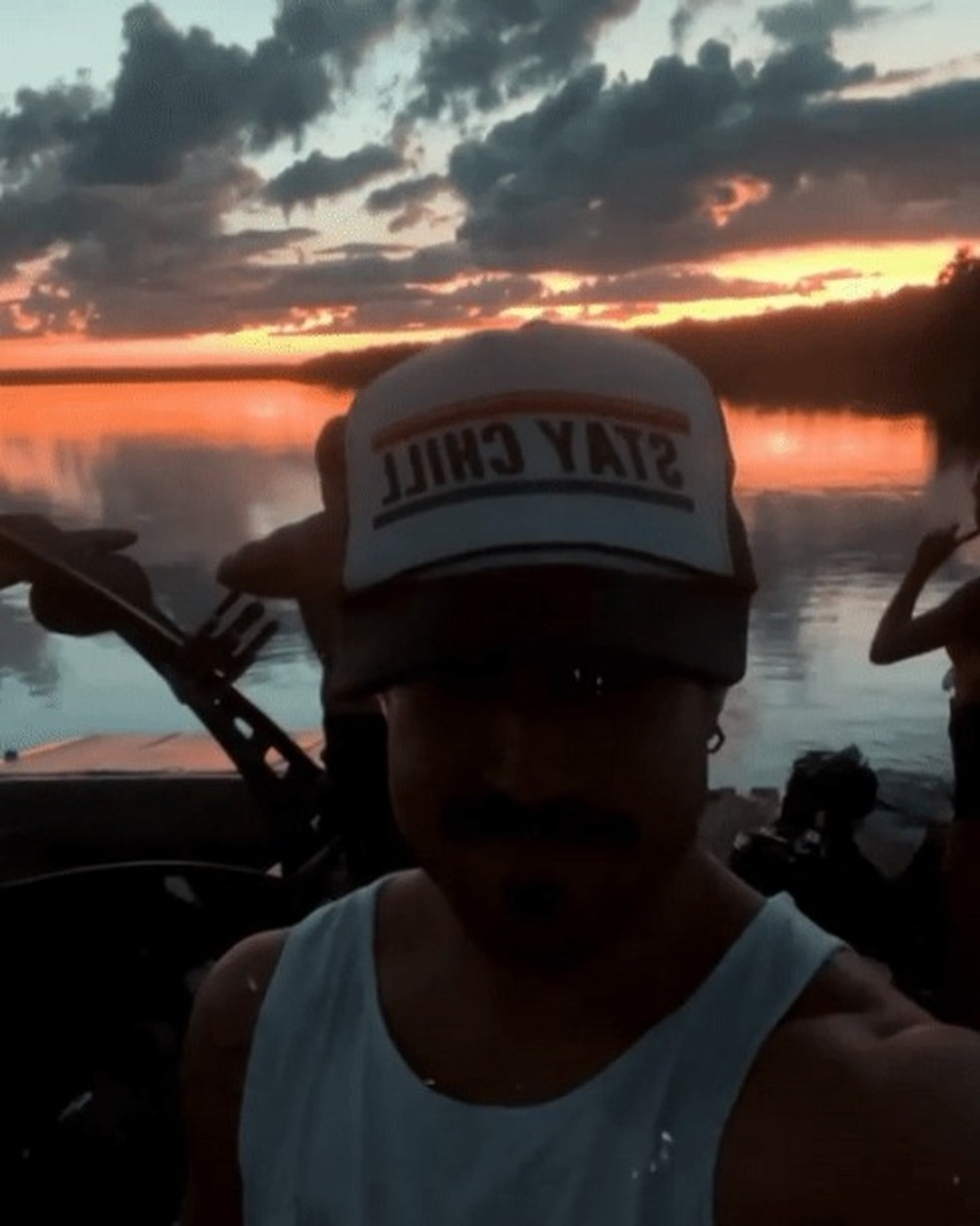 Caio com o sol se pondo ao fundo em rio. — Foto: Reprodução/RedesSociais