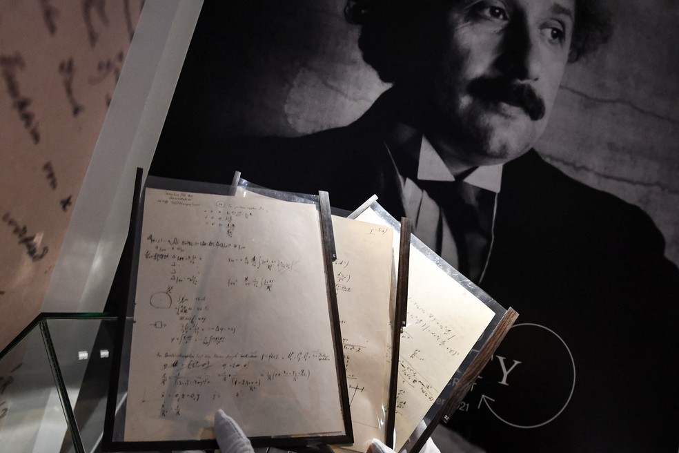 Páginas dos manuscritos da teoria da relatividade geral, de Albert Einstein, expostos na casa de leilões Christie's, em Paris.  — Foto: Alain Jocard / AFP
