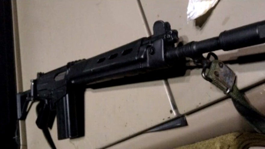 Fuzil que sumiu após acidente com caminhão do Exército é encontrado em casa em Araquari 