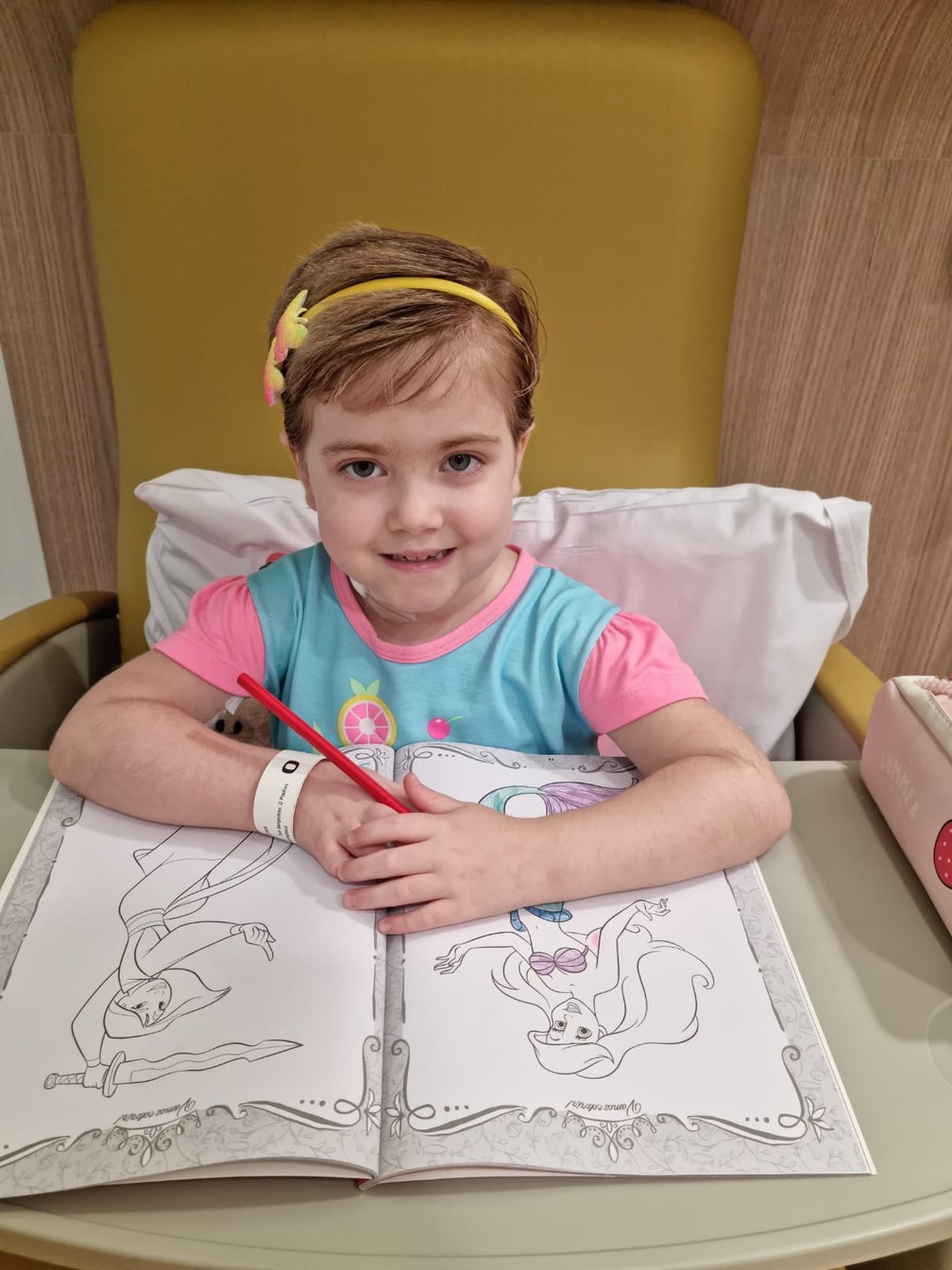 Em segundo transplante de medula, Isabela Feckinghaus, de 5 anos, recebe acompanhamento no Hospital Erasto Gaertner, em Curitiba — Foto: Arquivo pessoal