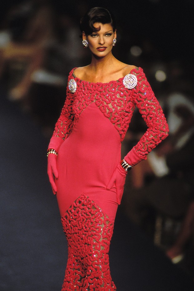 FRANCE - JULY 01:  Fashion haute -couture automn -winter 92/93 in Paris, France in July, 1992 - Valentino, Linda Evangelista.  (Photo by Daniel SIMON/Gamma-Rapho via Getty Images) (Foto: Gamma-Rapho via Getty Images)