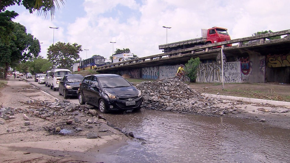 Obras paralisadas causam engarrafamento na BR-101, no Recife — Foto: Reprodução/TV Globo