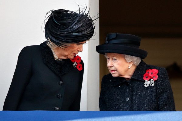 LONDON, UNITED KINGDOM - NOVEMBER 10: (EMBARGOED FOR PUBLICATION IN UK NEWSPAPERS UNTIL 24 HOURS AFTER CREATE DATE AND TIME) Camilla, Duchess of Cornwall and Queen Elizabeth II attend the annual Remembrance Sunday service at The Cenotaph on November 10, 2 (Foto: Getty Images)